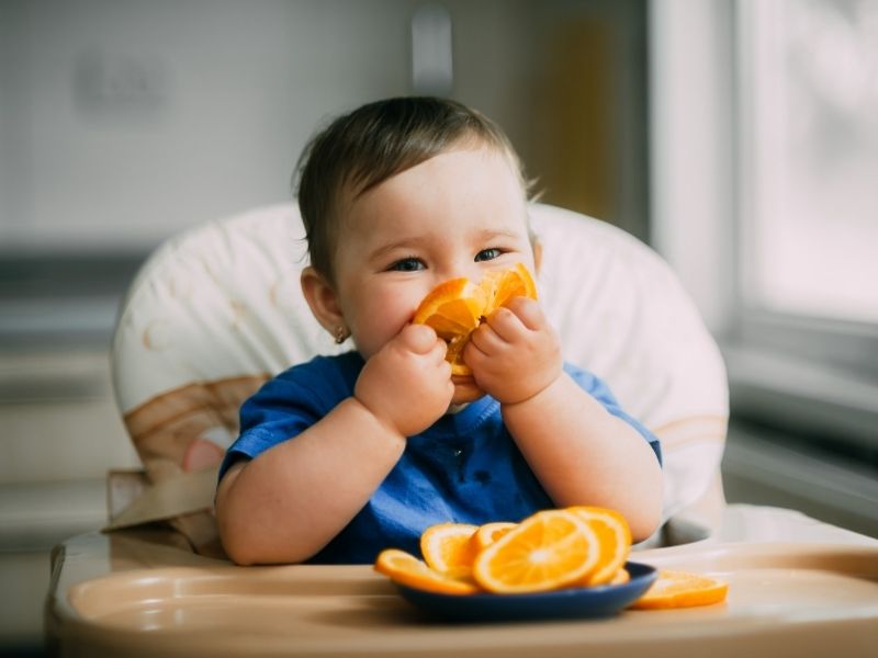 Bebê comendo frutas