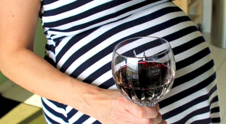 Precisamos conversar! Afinal, grávidas podem beber ou não?
