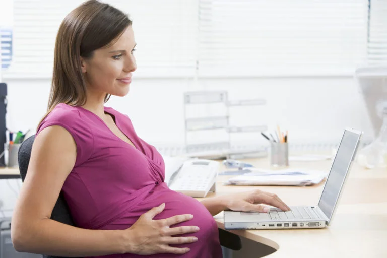 Grávida no trabalho: saiba quando é o momento de tirar a licença-maternidade