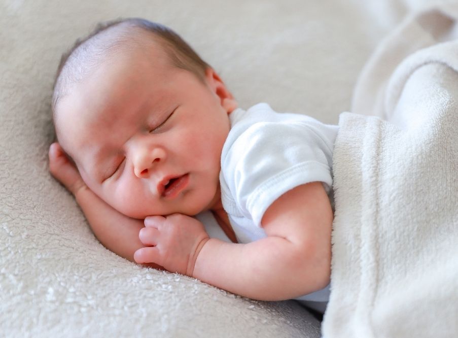 Por que os pais deixam os bebês dormirem do lado de fora na