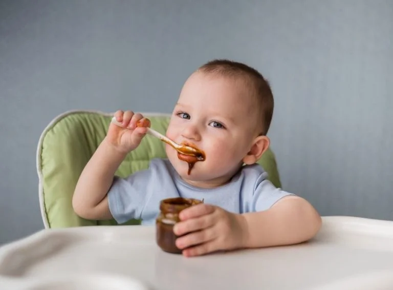 Saiba quais alimentos causam cólicas no bebê